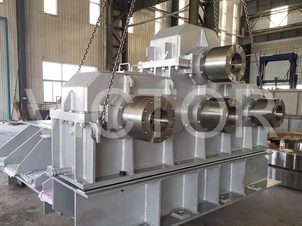 夹送辊驱动装置